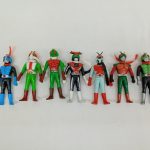 ソフビ人形7体を白い背景に並べて正面から写したもの