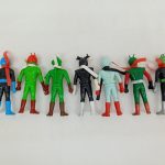 ソフビ人形7体を並べて背面から写したもの