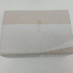 外箱の側面。透明フィルムに覆われた無地の面が写っています。
