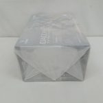 外箱を斜めから。正面のロゴと、透明フィルムの包みの角が写っています。