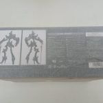 外箱の背面。メカの前後の線画、説明の文字とバーコードが印刷されています。