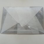 外箱の端を上から。透明フィルムの折り目が写っています。