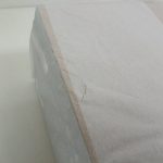 外箱の角のアップ。厚紙の縁と、その上の透明フィルムが写っています。