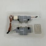 透明ケースに入った踏切のユニット2組と、白い細長い部品。