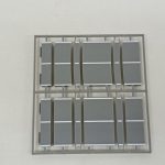 灰色の板状の部品が枠につながった状態の部品。
