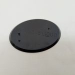 黒い円形の台座。上面に『MELTY BLOOD』の刻印と足を固定する突起