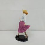 全身を横から写したもの。白い上着と赤紫のスカートの輪郭