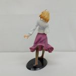 全身を斜め後ろから写したもの。背中と広がったスカート