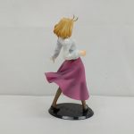 全身を後ろから写したもの。金色の髪と白い上着、赤紫のスカート