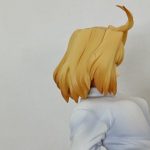 頭部を後ろから近づけて写したもの。金色の髪の毛の造形