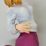 背中と腕のアップ。白い上着の袖と指を開いた手