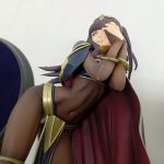 上半身を斜めから寄せて撮った写真。顔と腕、衣装が写っています。