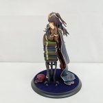 フィギュアを側面から撮った写真。全身と丸い台座が写っています。