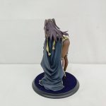フィギュアを背面から撮った写真。青いマントと台座が写っています。