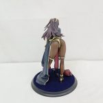 フィギュアを斜め後ろから撮った写真。