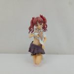 制服姿の女性フィギュアの全身を正面から写した写真。赤いツインテールの髪です。