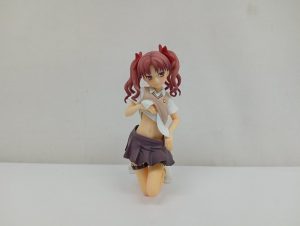 制服姿の女性フィギュアの全身を正面から写した写真。赤いツインテールの髪です。