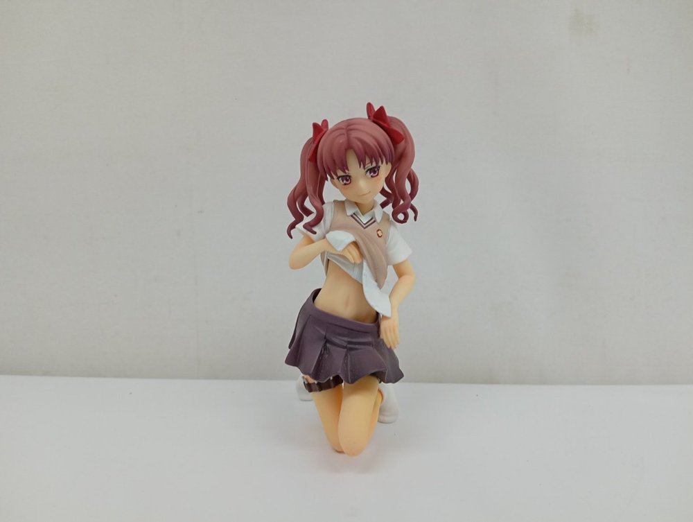 制服姿の女性フィギュアの全身を正面から写した写真。赤いツインテールの髪です。