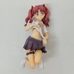 斜め上から写した全身。片ひざをついた姿勢です。