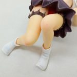 腰から脚にかけての拡大。太ももにベルト状の飾りがあります。