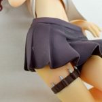 スカートの裾と太もものベルトを近くから写した写真。