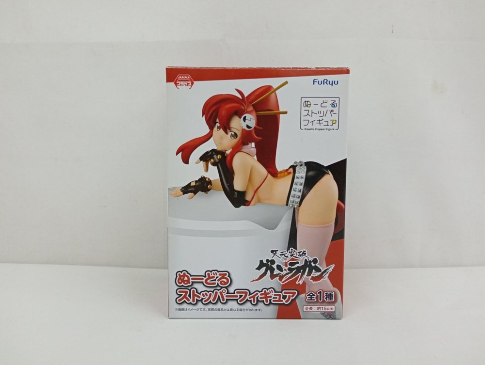 外箱の正面。赤い髪の女性キャラクターの写真と「ぬーどるストッパーフィギュア 全1種」「FuRyu」の印字。