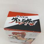 外箱を斜めから。上面のロゴと正面のキャラクター写真。