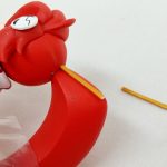 髪の部分のアップ。赤い髪の先端と、外れた黄色い棒状の部品が並んでいます。