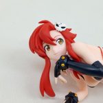 本体の顔と上半身のアップ。髑髏の形の髪飾りと黒い手袋。