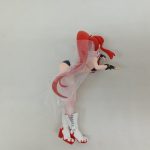 本体を横から。頭から足まで全身が写っています。