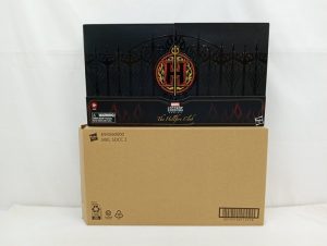 商品の外箱と、その下に置かれた茶色の輸送用の箱。輸送箱に「E94560000 MVL SDCC 2」の印字があります。