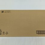 輸送用の箱の全体。「E94560000 MVL SDCC 2」の印字とバーコードが写っています。