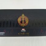 外箱の正面。黒地に金と赤の紋章、「MARVEL LEGENDS SERIES」「The Hellfire Club」の文字が印刷されています。