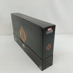 外箱と下の輸送用の箱を斜め上から写した様子。