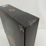 外箱を斜め後ろから。側面の炎の模様と紋章が写っています。