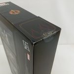 外箱の角を斜め上から。天面と側面の模様が写っています。