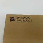 輸送用の箱の角のアップ。「Hasbro」のロゴと「E94560000 MVL SDCC 2」の印字が写っています。