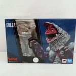 外箱の正面。「GOLZA ゴルザ」「S.H.Figuarts」の表記と怪獣の絵、窓の内側に本体の一部があります。丸いシールが貼られています。