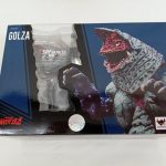 外箱の正面を斜めから写した写真。「ウルトラマンティガ」のロゴがあります。