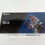 外箱の上面。「GOLZA ゴルザ」の表記と怪獣の絵があります。