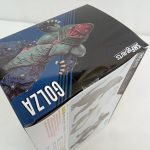 外箱を斜め上から写した写真。上面と側面が写っています。