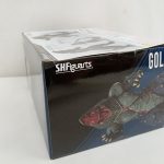 外箱を斜めから写した写真。側面に怪獣の絵が印刷されています。