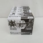 外箱を斜め上から。「G FRAME 14」のロゴと収録商品の写真、白いラベルが写っています。