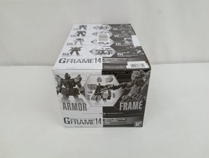 外箱を斜め上から。「G FRAME 14」のロゴと収録商品の写真、白いラベルが写っています。