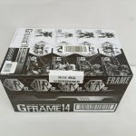 外箱を斜め上から。天面の収録商品の写真と側面のロゴ、ラベルが写っています。