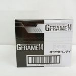 外箱の側面。「MOBILE SUIT GUNDAM G FRAME 14」のロゴ、「株式会社バンダイ」の表示とバーコードが印刷されています。