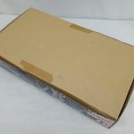 茶色い段ボール箱の外観。テープで留めた部分
