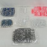 袋に入ったランナーを並べたもの。青・白・赤・灰色の部品