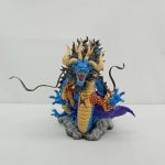 龍の姿のカイドウのフィギュアを正面から写した全体。雲の形の台座の上で体をくねらせている