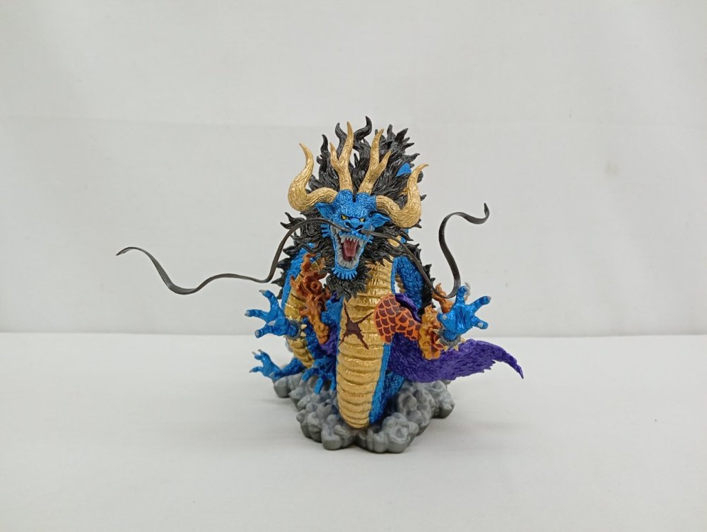 龍の姿のカイドウのフィギュアを正面から写した全体。雲の形の台座の上で体をくねらせている